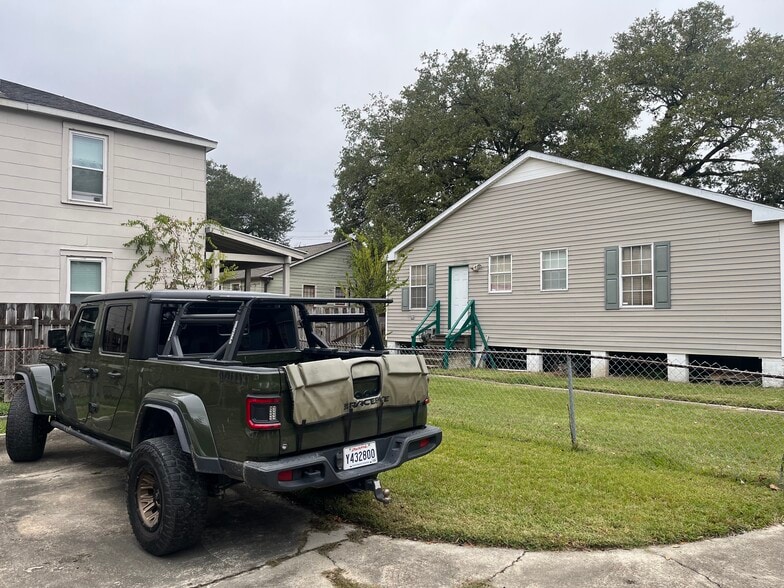 Building Photo - 4832 Convention St