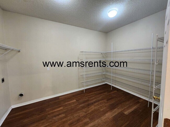 Building Photo - Delightful 3 bedroom 2.5 bath House