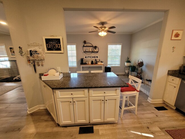 Building Photo - Beautiful & Spacious 4 bedroom, 2.5 bath h...