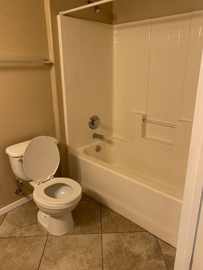 Building Photo - "Charming 2-Bed, 2-Bath Gem in Prime Phoenix Location with 900 Sq Ft of Comfort!"