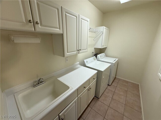 Building Photo - 2050 W Warm Springs Rd