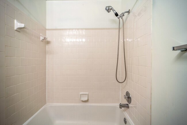Building Photo - Three-level end unit townhome!