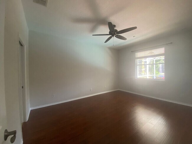 Building Photo - 5 BEDROOM HOUSE WITH PRIVATE POOL AND LAKE...