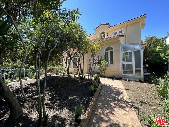 Building Photo - 623 Palisades Ave