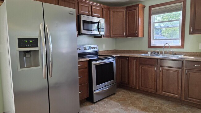 Building Photo - Large 2 bedroom Duplex- LOWER