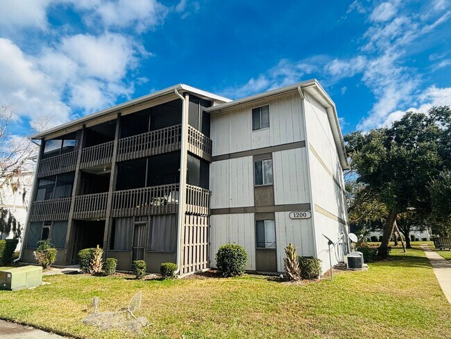 Building Photo - 2/1 Clean apartment