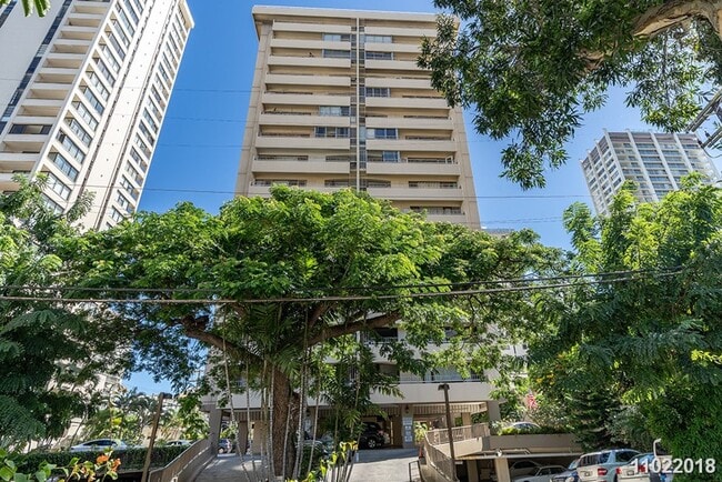 Building Photo - Immaculate, Spacious, Fully Furnished, Rec...