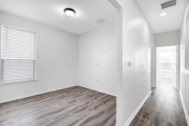 Building Photo - ***MOVE-IN SPECIAL: ONE WEEK FREE***Luxurious Move-In Ready Home with Versatile Living Spaces