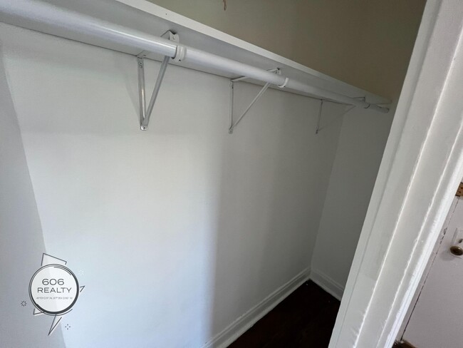 Building Photo - Remodeled East Albany Park Apts!
