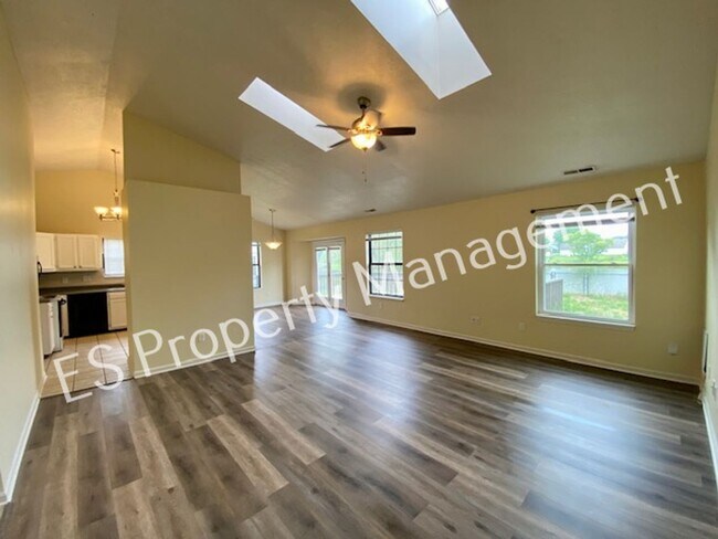 Building Photo - Wonderful 3 Bedroom 2 Bathroom Ranch Style...
