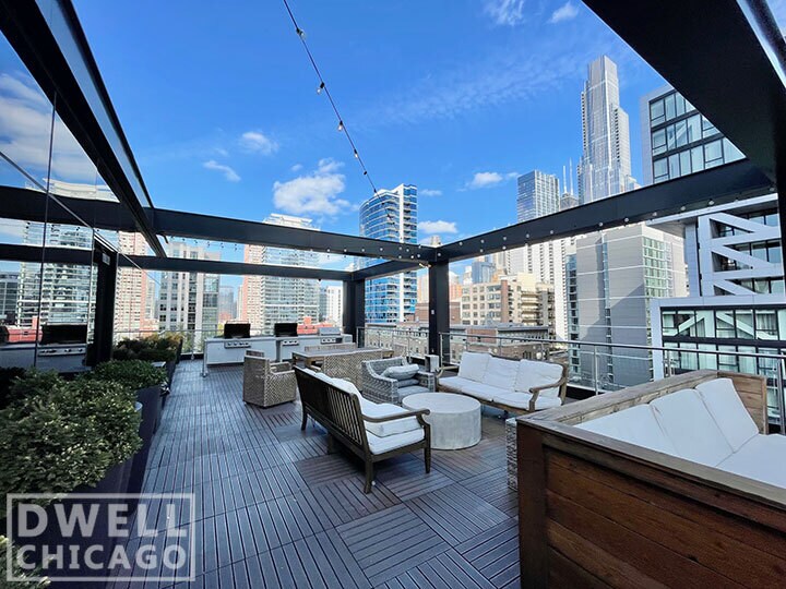 Building Photo - 640 N La Salle Dr