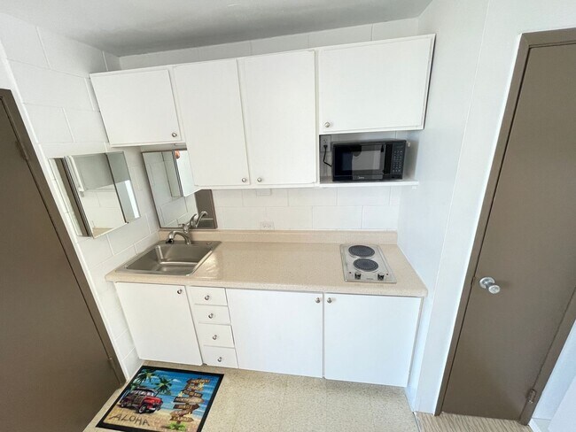 Building Photo - Recently Remodeled Studio In The Heart of Waikiki.
