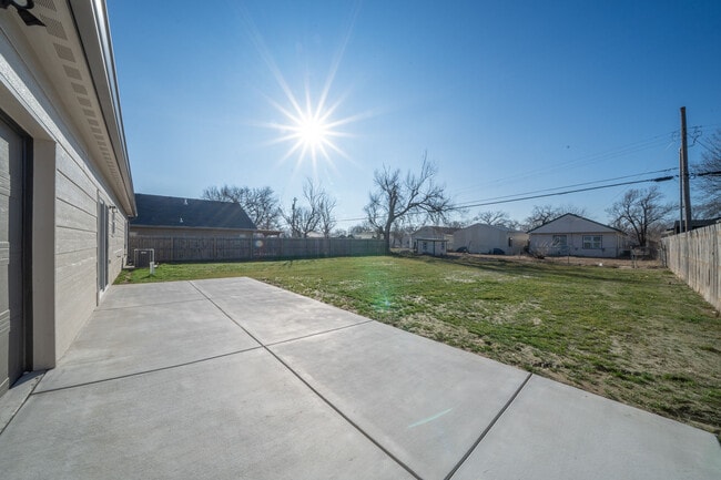 Building Photo - 753 N Gilda St