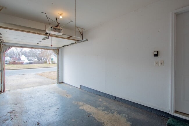 Building Photo - Charming 2-Bedroom Ranch Home with Garage and Spacious Backyard in Dover, DE