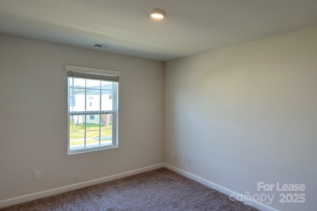 Building Photo - 221 Emmett Dr