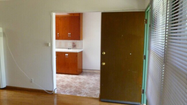 Building Photo - 1521 Centinela Ave