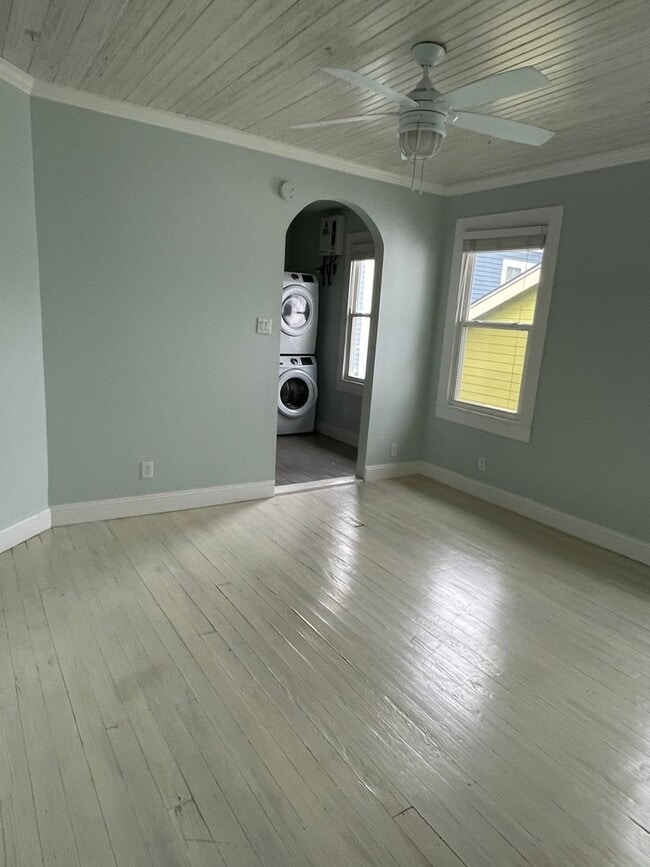 Building Photo - 2BD/1BA in Central City with shared backyard