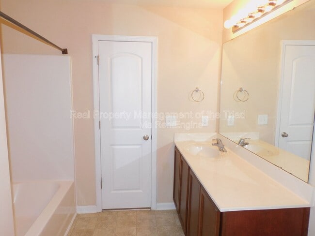 Building Photo - 3918 Mountainridge Dr