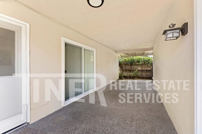 Building Photo - 8 Saratoga Cir