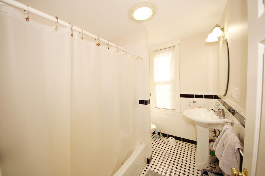 Building Photo - 62 Bedford St