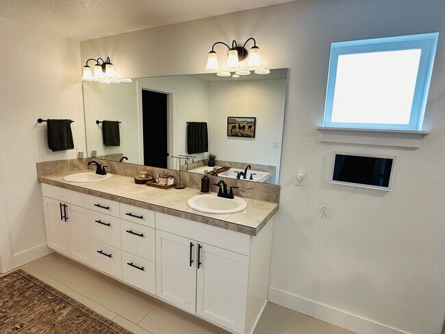 Building Photo - Charming Newer Ridgefield Home with Upgrades Throughout