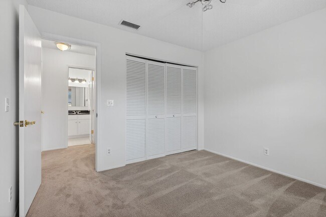 Building Photo - Spacious & Exciting Townhome style Condo