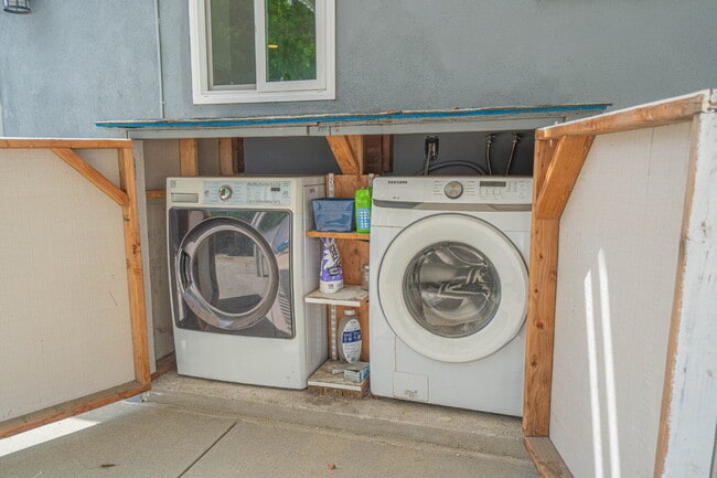Building Photo - Beautifully Remodeled Home Move-In Ready!