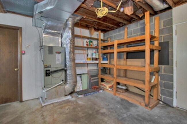 Building Photo - Knoxville 37934 - Split-level Home with 4 Bedrooms, 2 Baths & a 2-car garage. Call Lisa Vineyard ...
