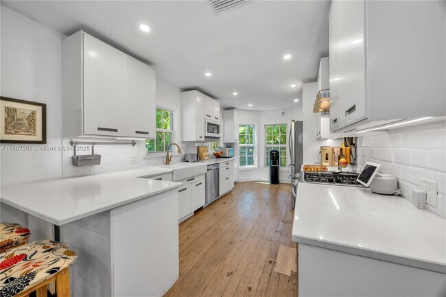 Building Photo - 5023 SW 59th Ave