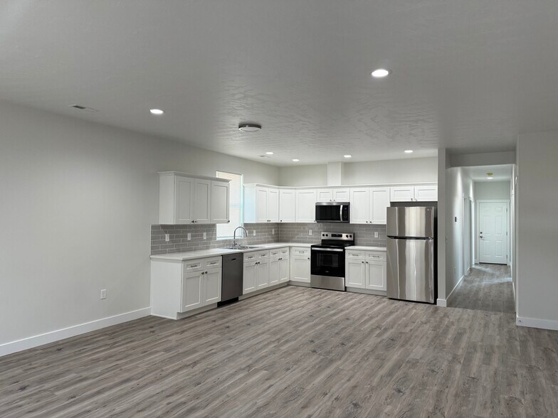 Building Photo - 8673 Charles Rd NE