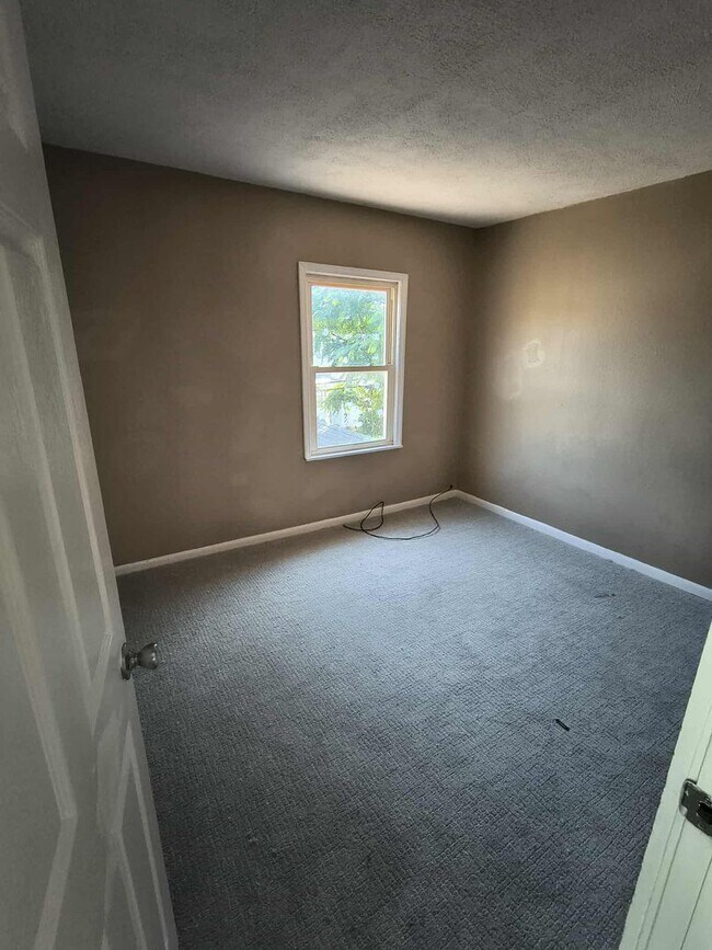 Building Photo - Cute 3 Bedroom Fully Renovated House in We...