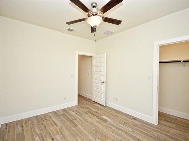 Building Photo - 406 Parkline Dr