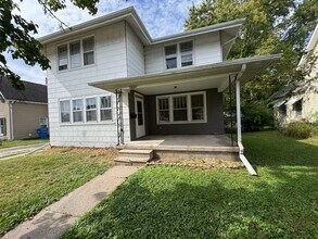 Building Photo - 4 bedroom 1.5 bath Home in Moline