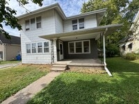 Building Photo - 4 bedroom 1.5 bath Home in Moline