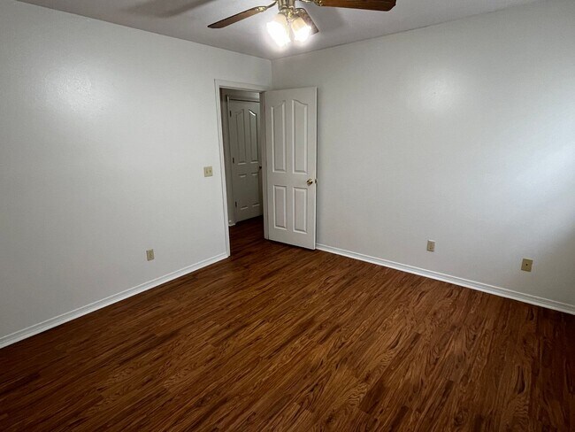 Building Photo - 1300-1302 University Dr