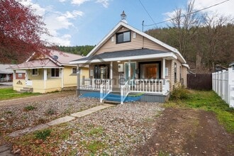 Building Photo - Kellogg Mid-Term Rental: Charming 3 Bed 1 Bath Home with Fenced Yard – Ends June 30!