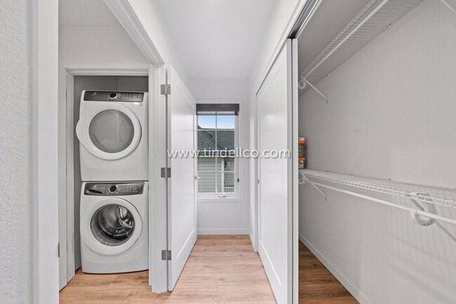 Building Photo - Modern Townhome Apartment in the heart of Hosford-Abernethy - W/S/G Included!