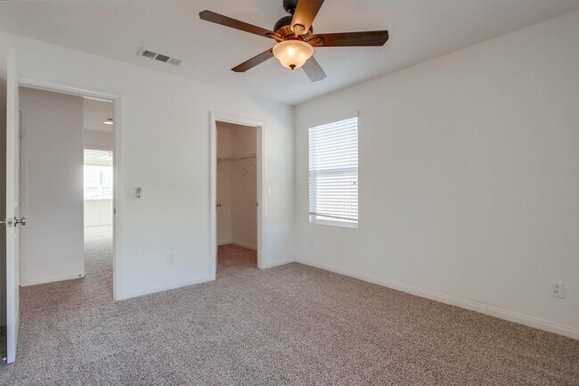 Building Photo - 1059 Vista Pointe Blvd