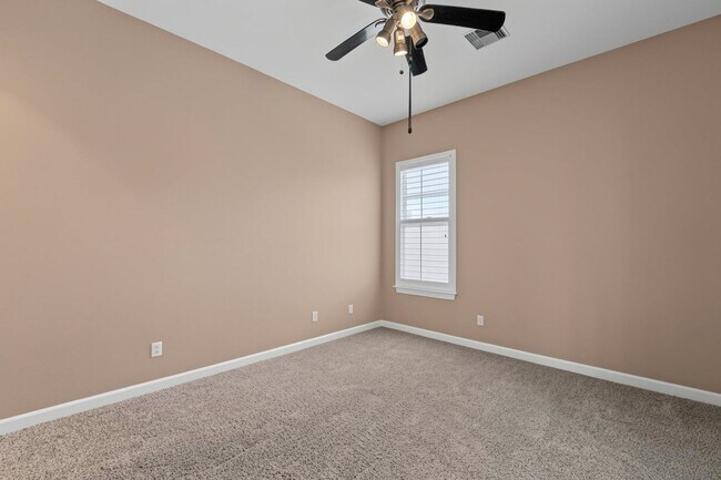 Building Photo - Welcome to this inviting Phoenix Rental - Available!