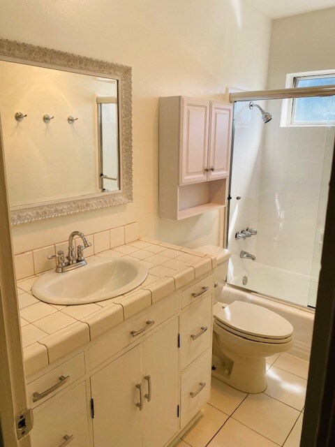 Full bath - 1511 Yale St