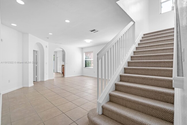 Building Photo - 1095 NE 39th Ave