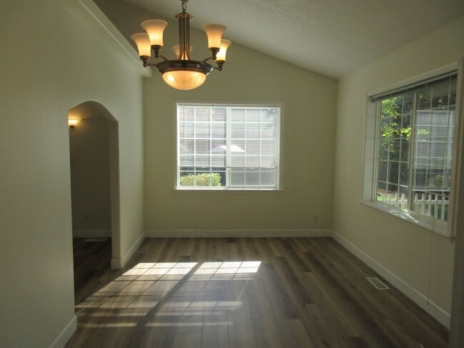 Building Photo - Large 4 Bedroom Home in West Salem
