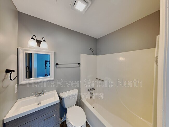 Building Photo - 1847 Boulevard St