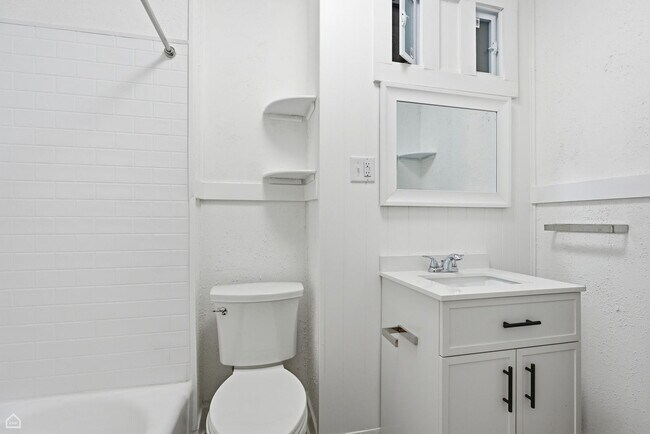 Building Photo - 107 1/2 Dean St