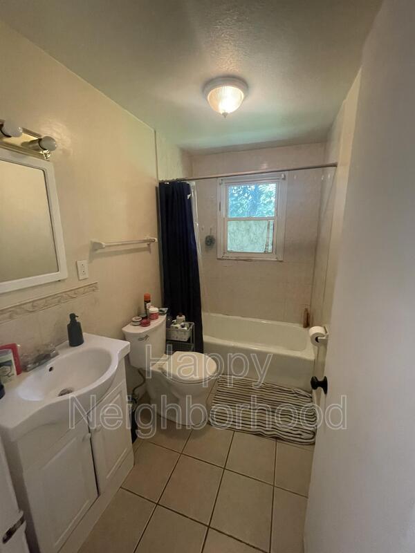 Building Photo - 451 Divinity St