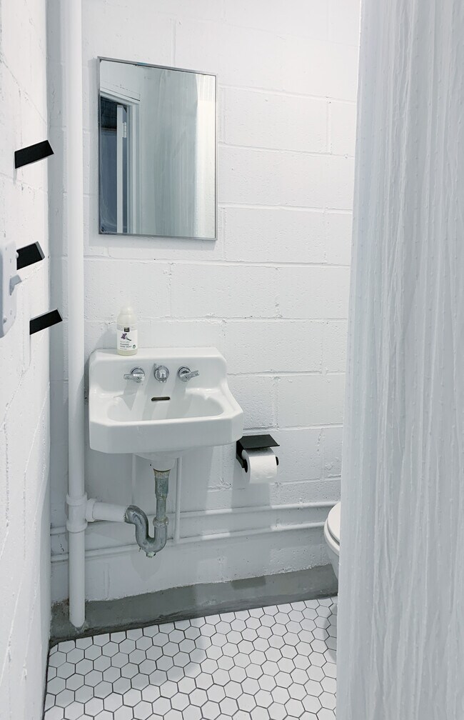 Building Photo - 33 Evergreen Rd