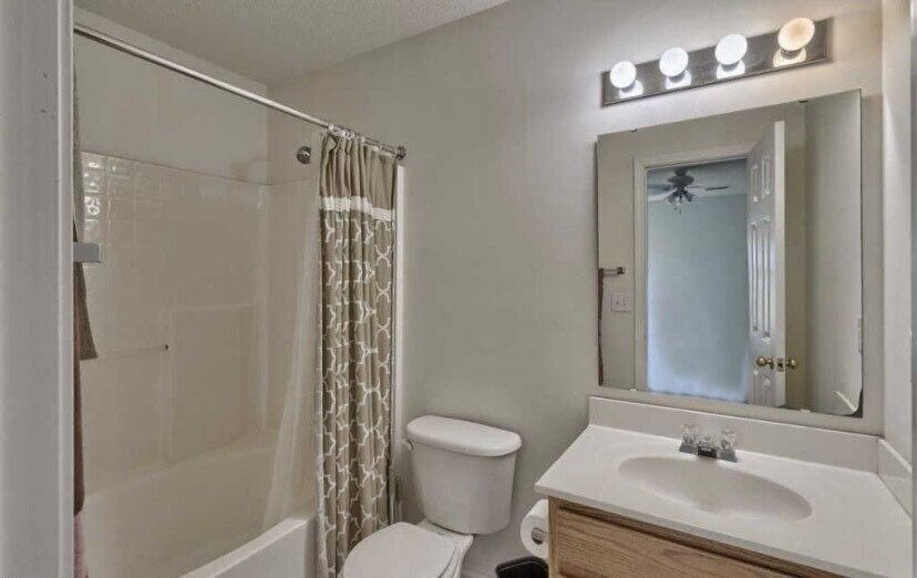 master bathroom - 210 Seven Pines Ct