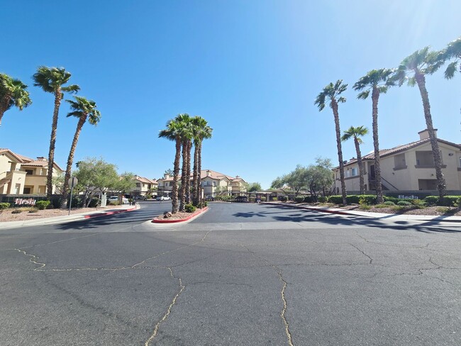 Building Photo - BEAUTIFUL GATED COMMUNITY WITH CLUBHOUSE, COMMUNITY POOL, COMMUNITY SPA, EXERCISE ROOM. FIRST FLO...