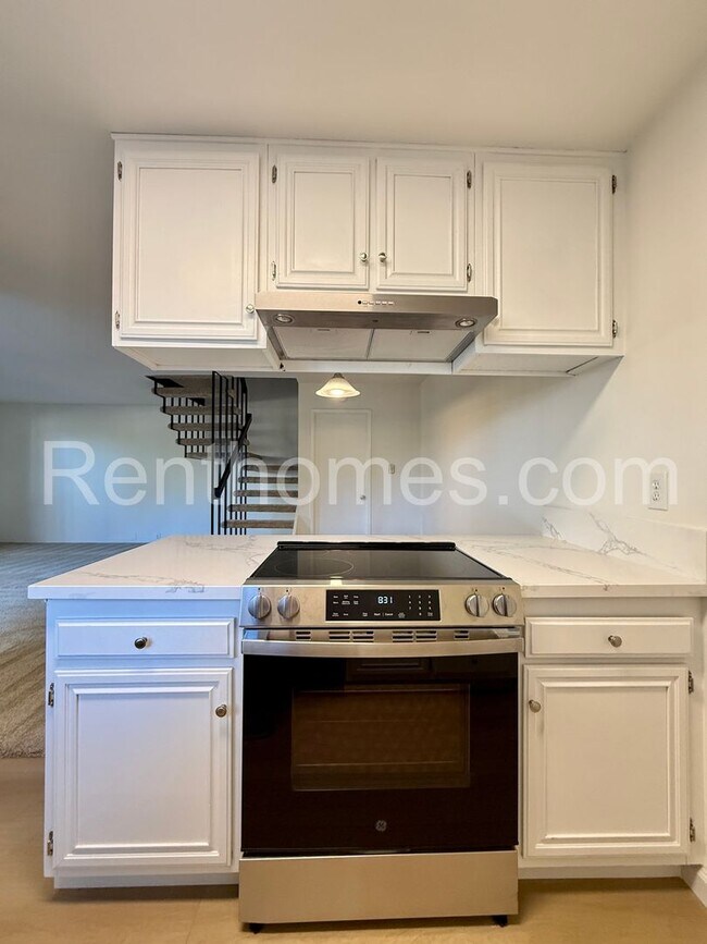 Building Photo - 9628-32 Caminito Del Feliz, Spacious Townhome in Great Community Close to UCSD!