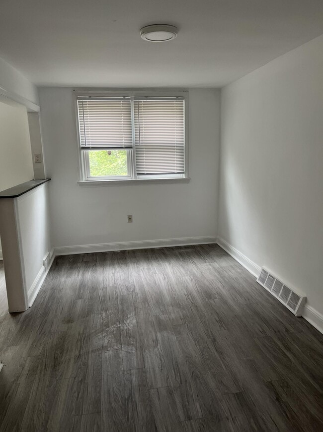 Building Photo - 240 W 21st St